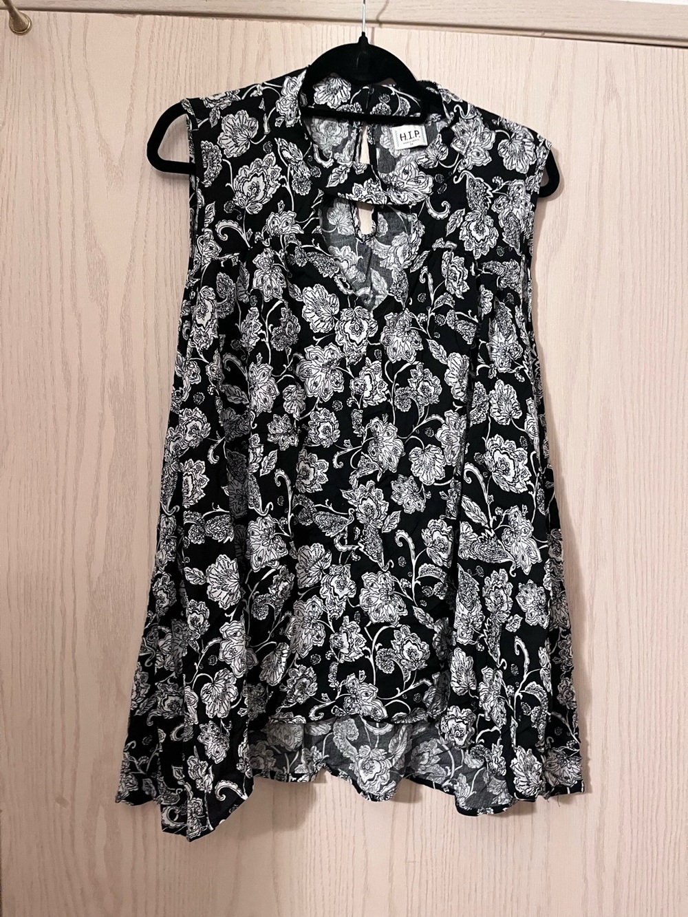 h.i.p. Black and White Floral Sleeveless Keyhole Blouse